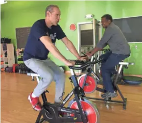  ?? LORI NICKEL ?? Al Volk (left) and Al Graham encourage each other to pedal faster in their MS exercise class.