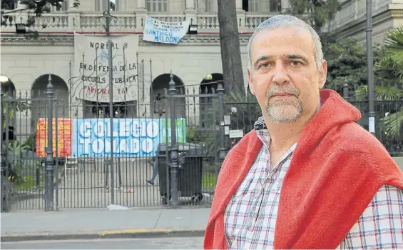  ?? S. BOEMO ?? Con el colegio tomado. “La medida es decidida por pocos alumnos, pero el resto no va a las asambleas”, dice el director del Normal 8.