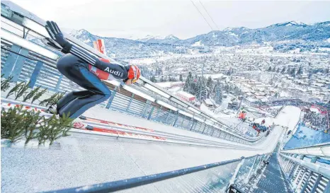  ?? FOTO: ACTION PICTURES/IMAGO IMAGES ?? Karl Geiger auf vertrautem Terrain. 2020 aber startet der Oberstdorf­er aus der Quarantäne in die Tournee und landet vor leeren Rängen.