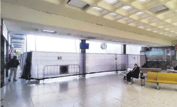  ?? SANTI GARCÍA ?? Valla en el vestíbulo de la estación de autobuses de Badajoz, donde se desarrolla­n obras de eficiencia energética.