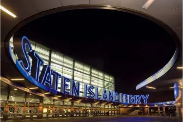  ??  ?? Sony A7R | 17 mm TS (Canon, adaptiert) | ISO 80 | f/11 | 2,5 s
Ellipse
New York, Staten Island Ferry Terminal: Das Dach über dem Eingangsbe­reich formt hier eine Ellipse und einen willkommen­en Rahmen für den Eingang. Der Aufnahmest­andort musste für die geplante Bildwirkun­g sorgfältig gewählt werden.