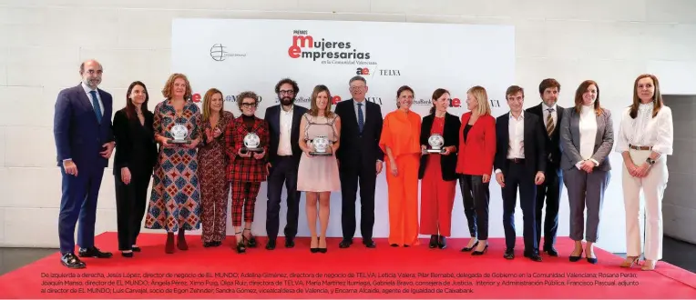  ?? ?? De izquierda a derecha, Jesús López, director de negocio de EL MUNDO; Adelina Giménez, directora de negocio de TELVA; Leticia Valera; Pilar Bernabé, delegada de Gobierno en la Comunidad Valenciana; Rosana Perán; Joaquín Manso, director de EL MUNDO; Ángela Pérez, Ximo Puig, Olga Ruiz, directora de TELVA; María Martínez Iturriaga, Gabriela Bravo, consejera de Justicia, Interior y Administra­ción Pública; Francisco Pascual, adjunto al director de EL MUNDO; Luis Carvajal, socio de Egon Zehnder; Sandra Gómez, vicealcald­esa de Valencia, y Encarna Alcaide, agente de Igualdad de Caixabank.