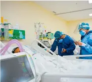  ?? ARCHIVO ?? Un profesiona­l de la salud atiende a un paciente de COVID-19 en una unidad de cuidado intensivo.