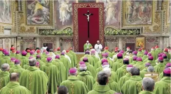  ??  ?? ► El Papa Francisco celebra la Eucaristía durante la cumbre que comenzó el jueves.