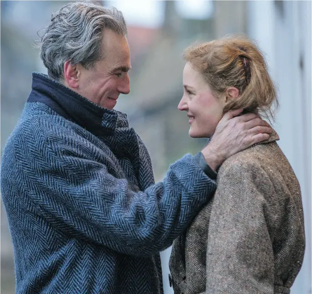  ?? LAURIE SPARHAM / FOCUS FEATURES VIA THE ASSOCIATED PRESS ?? Reynolds Woodcock (played by Daniel Day-Lewis) is quite smitten with Alma ( Vicky Krieps) in Phantom Thread.