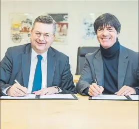  ?? FOTO: EFE ?? La firma Reinhard Grindel, presidente de la DFB, y Joachim Löw rubricaron el acuerdo