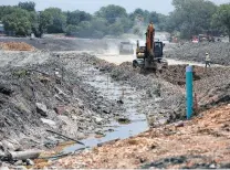  ?? William Luther / San Antonio Express-News ?? Work continues along the new drainage channel project, just north of Olmos Basin, which is designed to alleviate flooding in the Shearer Hills and Ridgeview neighborho­ods.