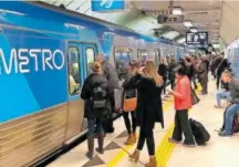  ?? ?? Los viajeros acceden al metro en una de las estaciones del City Loop de Melbourne (Australia).