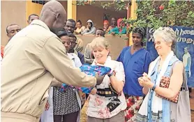  ?? ?? Thanks Maureen Burnett and her cousin Jo Middlemiss are given gifts by locals