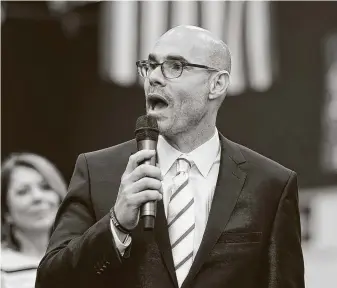  ?? Elizabeth Conley / Staff file photo ?? Texas Speaker Dennis Bonnen effectivel­y replaced the money his aides lost from his campaign account with money from state coffers. Though not illegal, watchdogs say it “borders on unethical.”