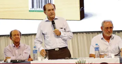  ?? Coamo/Divulgação ?? Para o presidente da Coamo, José Aroldo Gallassini (centro), os bons volumes de produção da safra 2017/2018 e as condições de mercado foram responsáve­is pelo desempenho