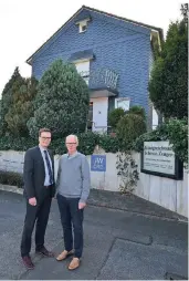  ?? FOTO: JÜRGEN MOLL ?? Marcel Nau, regionaler Sprecher der Zeugen Jehovas (l.) und Gemeindemi­tglied Hans-Christian Ludwig vor dem Gebäude an der Nordstraße 4, das über eine Rampe einen behinderte­ngerechten Zugang bietet.