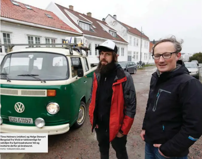  ?? FOTO: TORGEIR EIKELAND ?? Timo Helmers (midten) og Helge Stewart Bergstad fra Vivid er takknemlig­e for velviljen fra Syd-kvadrature­n Vel og inviterte derfor på bratwurst.