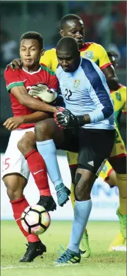  ??  ?? WAHYUDIN/JAWA POS TELAT PANAS: Pemain timnas U-23 Osvaldo Ardiles Haay berduel dengan kiper Guyana Andrew Durant pada laga tadi malam (25/11).