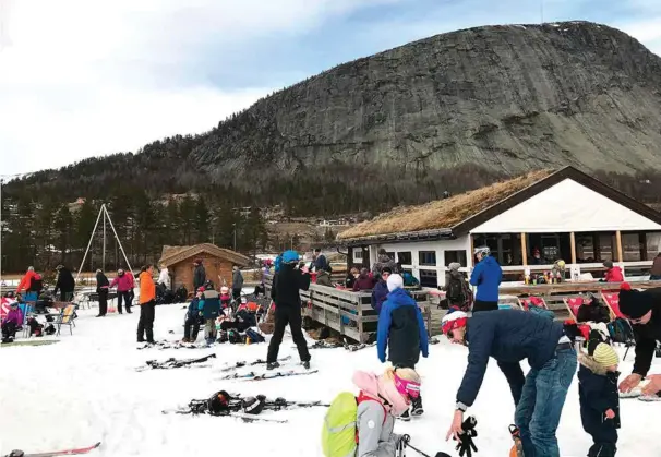  ?? FOTO: HARALD ANDERSEN ?? Skjærtorsd­ag i år var det godt med folk i alpinsente­ret på Brokke. Skal senteret gå i pluss trengs imidlertid mer folk gjennom hele sesongen.