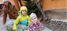 ?? Fotos: Silvio Wyszengrad ?? Familie Richter hat ihren Christbaum für dieses Jahr. Die vierjährig­e Marla und ihr Bruder Yannik (7) haben den Baum der Familie Richter ausgesucht. Papa Rainer hat beraten und darf den Baum nach Hause tragen.