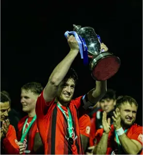  ?? Pictures: John Leakey ?? Bracknell cpatain Dan Bayliss holds the trophy aloft