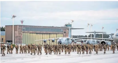  ?? FOTO: REINHARDT/DPA ?? Nach Beendigung der Luftbrücke kehrten die letzten Bundeswehr­soldaten im August 2021 auf den niedersäch­sischen Stützpunkt Wunstorf zurück.