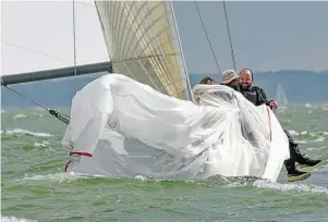  ?? | PHOTO : THIERRY CREUX / OUEST-FRANCE ?? Le Spi à l’eau, une vitesse qui chute (aussi) et le début des ennuis.