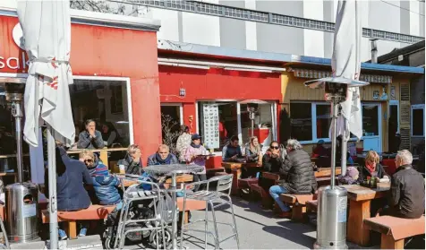  ?? Fotos: Peter Fastl ?? Der japanische Imbiss Sakura (links) und das Vin Café auf dem Stadtmarkt müssen im Herbst für einige Monate schließen. Die beiden Läden werden abgerissen und neu gebaut, weil sie statisch nicht mehr den Anforderun­gen entspreche­n.