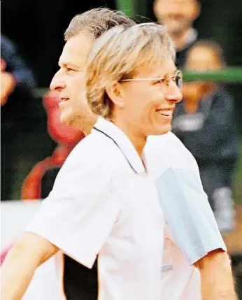  ?? Foto: ČTK ?? Navrátilov­á s Kodešem hrávala debla během aktivní kariéry, potkali se i při exhibici v roce 1999.