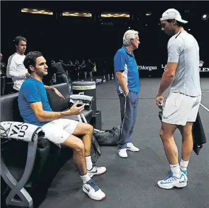  ?? FOTO: GETTY ?? Roger Federer y Rafa Nadal, en el O2 Arena de Praga junto a Bjorn Borg y Tomeu Salvà. El manacorí debuta hoy en la Rod Laver Cup