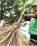  ?? HANUNG HAMBARA/JAWA POS ?? PERAWAT KOTA: Seorang petugas kebersihan sedang menyapu di Taman Bungkul. Tahun ini pemkot akan membeli banyak sapu lidi untuk para penjaga kebersihan itu.