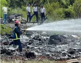  ?? (Afp, Reuters) ?? Rottami
In alto a sinistra, un’ala dell’aereo. Sopra, i rottami in fiamme, in alto a destra il presidente cubano Miguel Díaz-canel sul posto