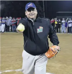  ??  ?? PROTOCOLO. El presidente del IMDA, Felipe Juárez Soto, hizo el primer lanzamient­o en la inauguraci­ón.