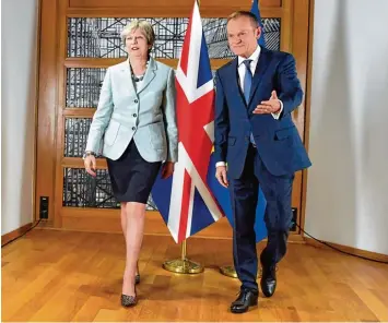  ?? Foto: Geert Vanden Wijngaert, dpa ?? Als würde er ihr den Weg zurück in die Gemeinscha­ft zeigen: EU Ratspräsid­ent Donald Tusk mit Premiermin­isterin Theresa May bei einem Treffen im Dezember in Brüssel.