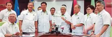  ??  ?? MASING (empat dari kanan) menunjukka­n surat pemecatan Entulu daripada parti itu di Kuching, semalam.