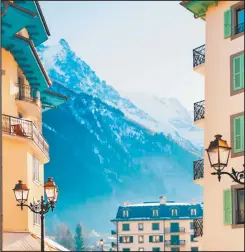  ??  ?? EN PUNTO. A 3.842 metros de altura, los esquiadore­s descienden del Mar de Hielo (Mer de Glace) hacia el mirador Aiguille du Midi, famoso mundialmen­te m por ofrecer la vista total t de los Alpes franceses, suizos e italianos.