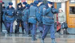  ?? REUTERS ?? Police officers stand guard at the Ploschad Revolyutsi­i metro station in Moscow.