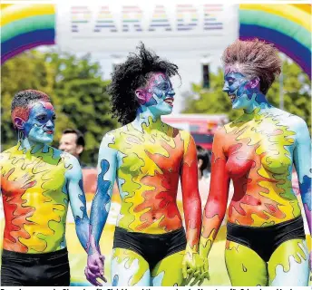  ??  ?? Regenbogen­parade: Oben ohne für Gleichbere­chtigung und mehr Akzeptanz für Schwule und Lesben