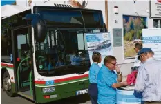  ??  ?? Der Infobus der Augsburger Stadtwerke mit Informatio­nen zur neuen Tramlinie war gut besucht.