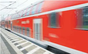  ?? FOTO: PATRICK PLEUL ?? Die meisten zusätzlich­en Südbahn-Züge ab dem Fahrplanwe­chsel halten in Erbach und Laupheim, teilt der Grünen-Landtagsab­geordnete Michael Joukov-Schwelling mit.