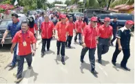  ??  ?? ISMAIL dan Sapawi bersama tetamu jemputan dan penduduk setempat berjalan kaki melepasi Kampung Ulu Sipitang.