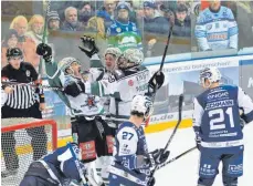  ?? FOTO: REINER ROITHER ?? Die Rosenheime­r Spieler jubeln über ihren Erfolg in Lindau, die Islanders (vorne, von links: David Zabolotny, Martin Wenter und Dominik Ochmann) sind bedient.