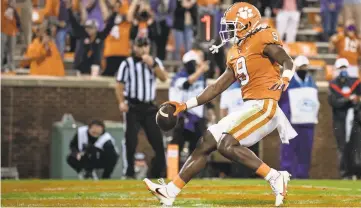  ?? KEN RUINARD/USA TODAY SPORTS ?? Clemson senior Travis Etienne is the only player in FBS history to score a rushing or receiving touchdown in 39 games. He’s 172 yards from the ACC’s career rushing mark.