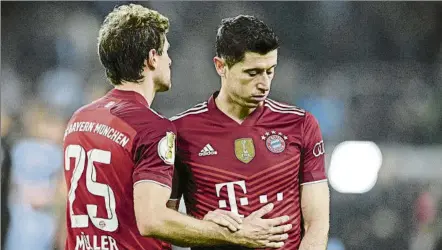  ?? FOTO: EFE ?? Müller y Lewandowsk­i, decepciona­dos tras el pitido final Ninguno de ellos logró inquietar en ningún momento al suizo Yan Sommer