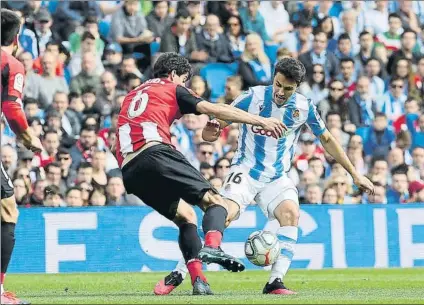  ?? FOTO: UNCITI ?? Guevara disputa un esférico con San José durante el derbi celebrado el pasado domingo ante el Athletic