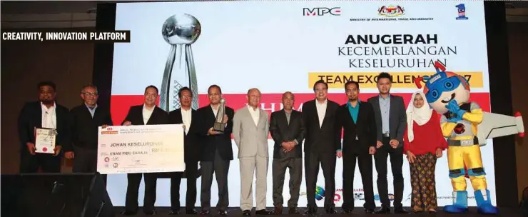  ??  ?? The Sime Darby Plantation Bhd team after winning the Internatio­nal Trade and Industry Minister’s Trophy at the Annual Productivi­ty & Innovation Conference and Exposition 2017 in Genting Highlands recently. With them are Malaysia Productivi­ty...