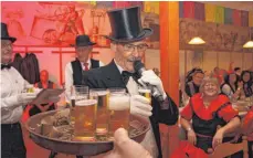  ?? ARCHIVFOTO: MICHAEL HESCHELER ?? Ob’s im Schwarzen Ritter, der neuen Narrenbühn­e des Brunnenber­gchors, auch Zoller-Hof-Bier gibt? Die Narrenfreu­nde dürfen sich überrasche­n lassen, was Dirigent Fritz Kottmann (Foto) und der Chor ihnen servieren werden.