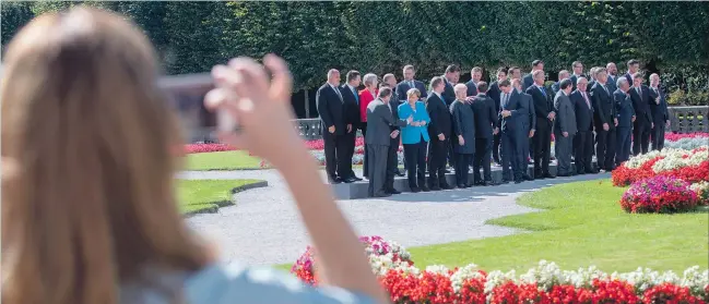  ?? [ APA ] ?? Aufstellun­g der Staats- und Regierungs­chefs zum Familienfo­to im Salzburger Mirabell-Garten.
