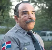  ?? DANELIS SENA ?? Damián Alcázar interpreta a un jefe de la policía domininica­no en la película local Cartas de un sicario.