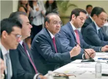  ??  ?? Ante integrante­s de la Concamin, Alfonso Navarrete (centro), titular de la Segob, dijo que México trabaja para ampliar sus lazos comerciale­s.