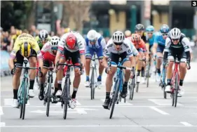  ??  ?? 3 Volata paraGroene­wegen. El holandés frustró a Kristoff en las calles de Valencia con Trentin y Bouhanni de testigos.