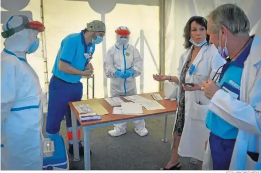  ?? FOTOS: JUAN CARLOS VÁZQUEZ ?? Los profesiona­les sanitarios encargados de realizar las PCR en la carpa instalada junto al centro de salud de Gines.