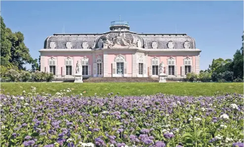  ??  ?? Das Schloss Benrath und der angrenzend­e Park liegen bei den befragten Bürgern besonders hoch im Kurs.