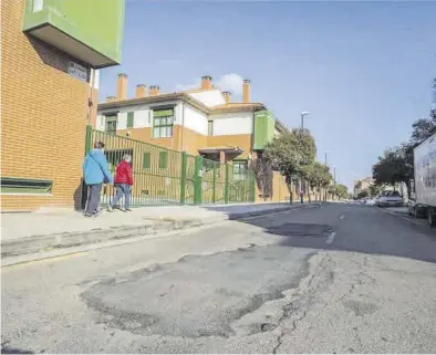  ?? CHUS MARCHADOR ?? Parches en el asfaltado en una calle del barrio zaragozano de Santa Isabel.
